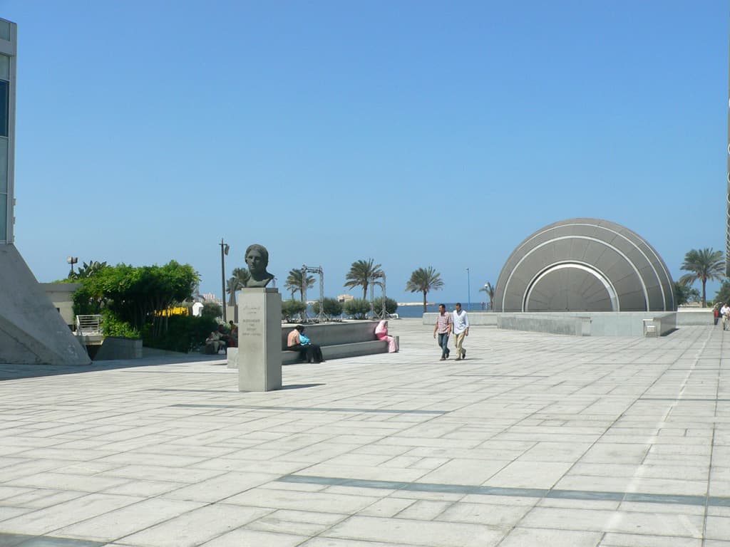 ساحة مكتبة الإسكندرية